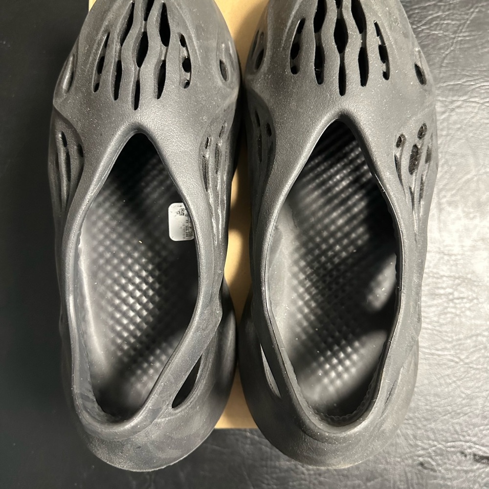 YEEZY Foam RNRS Onyx